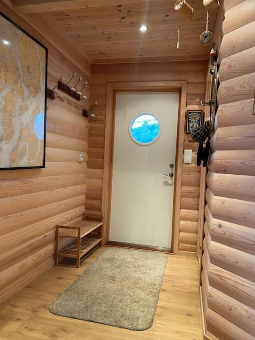 Holiday home Moderne Rorbu Helt I Sjokanten